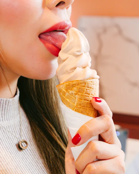 Cono de galleta con helado de yogurt recién servido