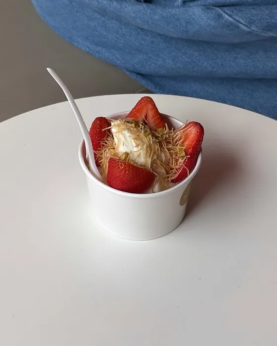 Fresas con helado de yogurt y kataifi
