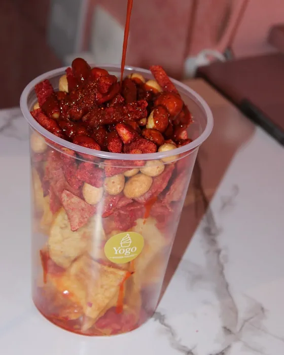 Vaso de papas con salsa, cacahuates y gomitas