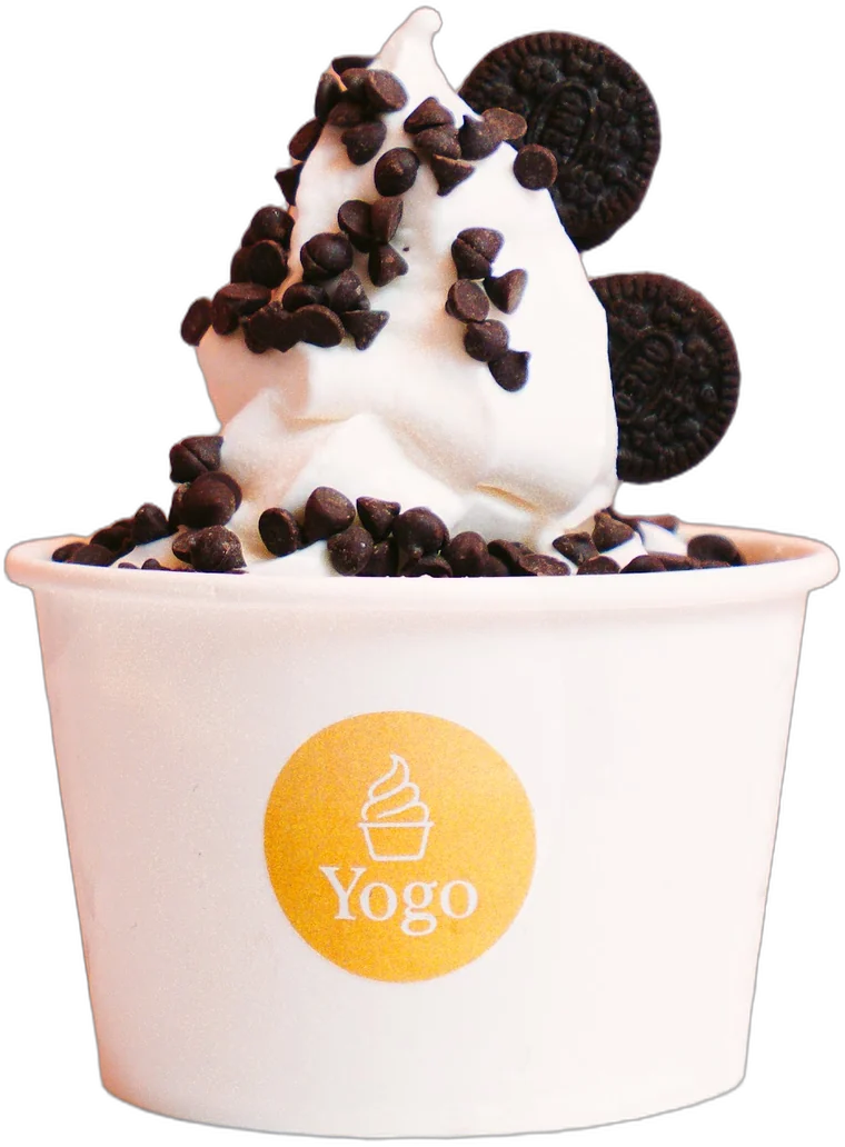 Helado de yogurt con chispas de chocolate y galletas en un vaso de Yogo